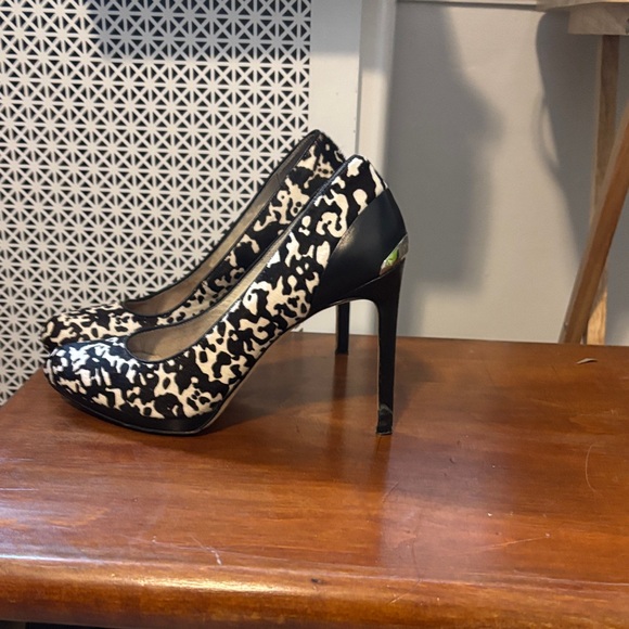 Michael Kors Black and White animal print  Heels - Picture 1 of 15